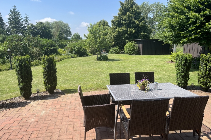 Blick von der Terrasse in den Garten