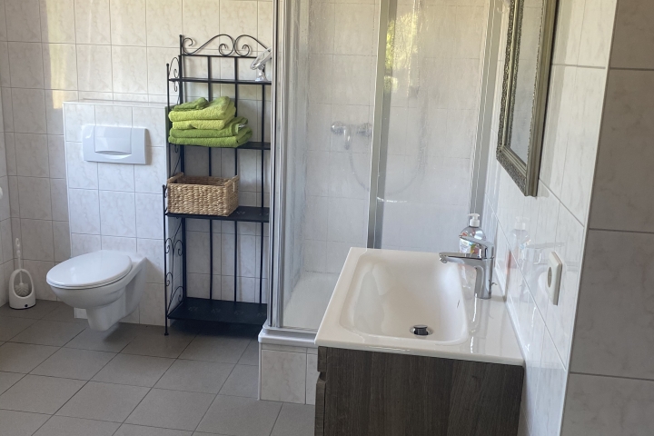 Bad 2 mit Dusche , Toilette und Waschtisch ( hier steht auch die Waschmaschine), gehört zu Schlafzimmer 2 