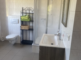 Bad 2 mit Dusche , Toilette und Waschtisch ( hier steht auch die Waschmaschine), gehört zu Schlafzimmer 2 