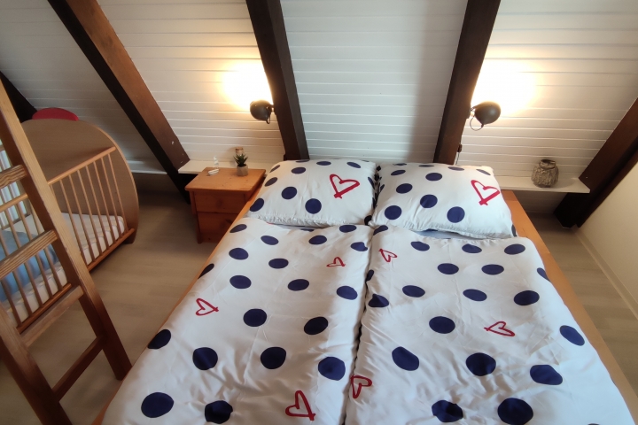 Großes Schlafzimmer mit Kinderbett im 1. OG