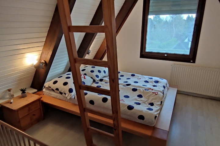 Großes Schlafzimmer mit Kinderbett im 1. OG