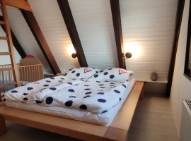 Großes Schlafzimmer mit Kinderbett im 1. OG