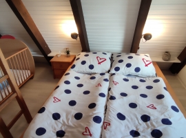 Großes Schlafzimmer mit Kinderbett im 1. OG