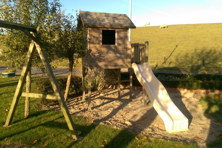 Spielplatz zum Haus