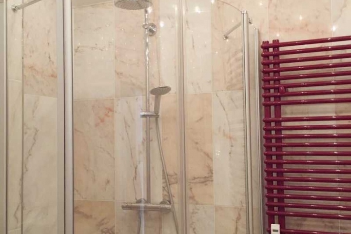Bad mit Regenwalddusche