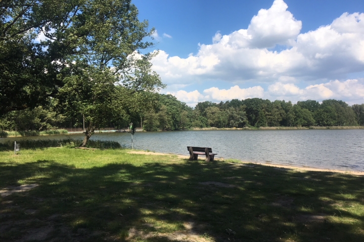 Ferienlager in Ferienanlage am See in Körba | See vor dem Haus