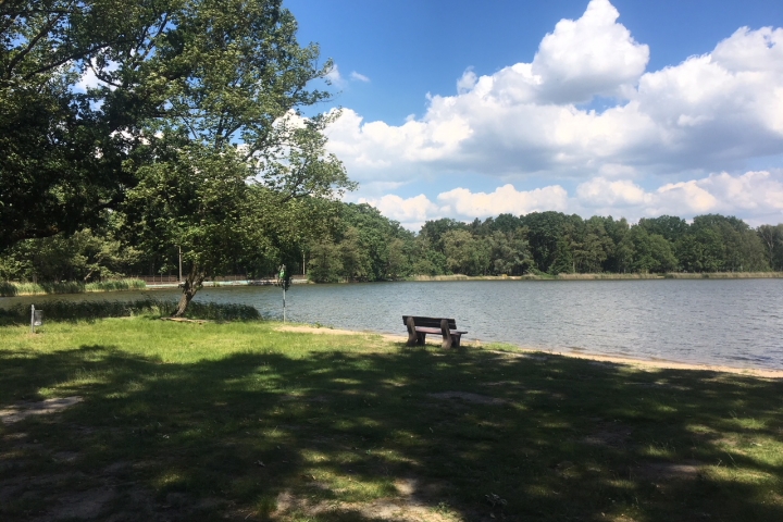 Ferienlager in Ferienanlage am See in Körba | See vor dem Haus