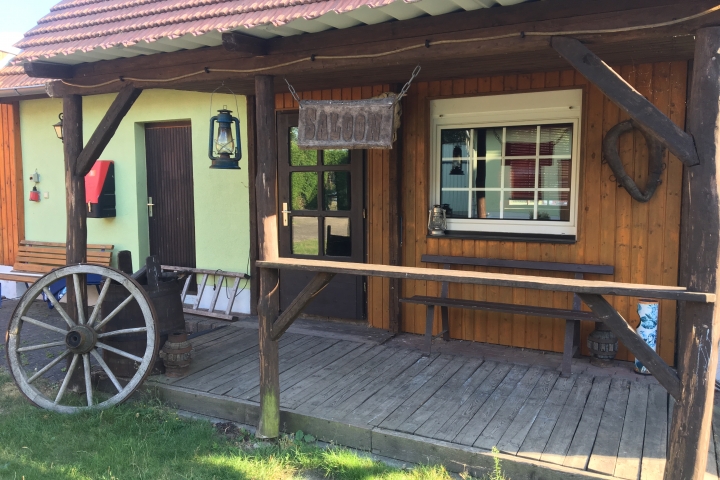 Kleiner Saloon mit Bar