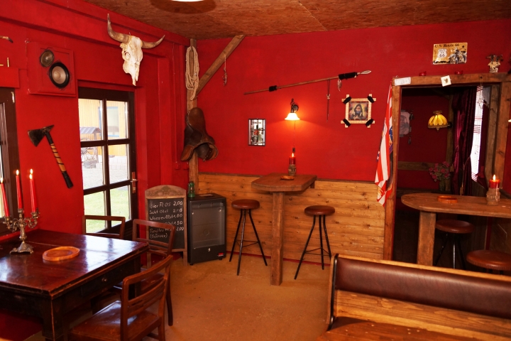 Saloon mit Bar, Innenraum