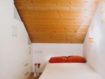 Schlafzimmer Nr. 1 mit zusätzlichen separaten Bett. Getrennt durch Einbauschrank