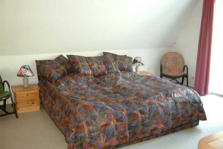 Doppelbett im Wohn/Schlafzimmer