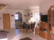 Wohnzimmer im EG mit Erker und Durchgang zur Küche und Diele, Esstischgruppe mit 6 Stühlen, Treppe zum OG