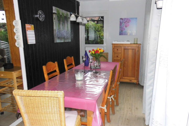Das neu angebaute Esszimmer zum gemütlichen Beisammen sitzen