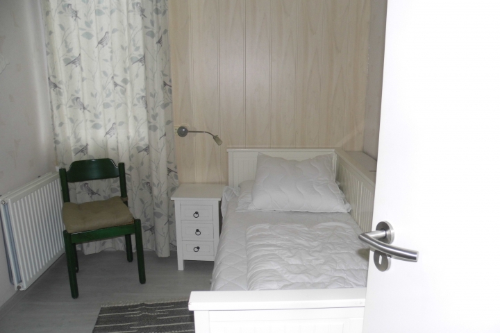 Ein Schlafzimmer im Erdgeschoss, das Bett kann man auch bei Bedarf ausziehen