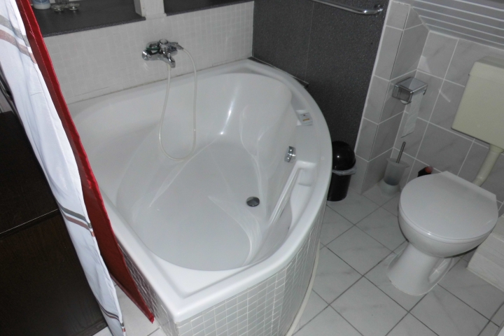 Die Eckbadewanne inkl. WC und Waschbecken im Obergeschoss im Elternschlafzimmer