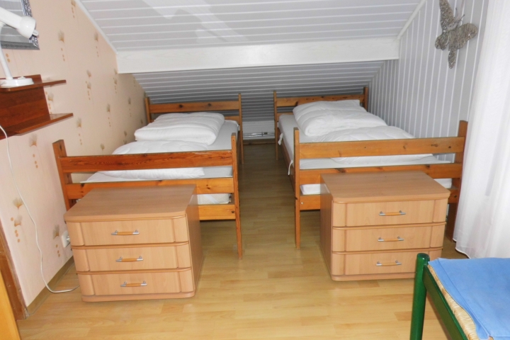 Das ist das zweite Schlafzimmer im Obergeschoss inkl. 3 Einzelbetten