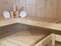 Wellness-Raum mit finnischer Sauna und Dusche