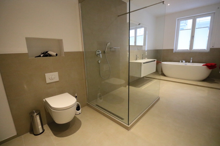 Großes Bad mit Wanne und Dusche