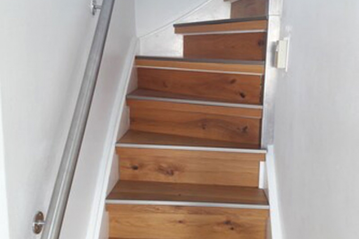 Treppe, keine niederländische Steiltreppe.