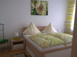 Elternschlafzimmer mit Platz zum Aufstellen für zwei Reisekinderbetten inkl. Matratzen. Mit elektrischen Jalousien.