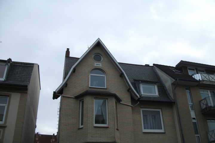 Das Haus hat bis auf den Erker (noch offen) alles neue Fenster mit Butzenscheiben erhalten, wie es 1902 üblich war. Die Fenster und Balkontüren wurd