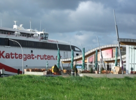 An der alten Liebe die Pier mit dem großen Schiff.
Ab hier können viele Schiffstouren gebucht werden.