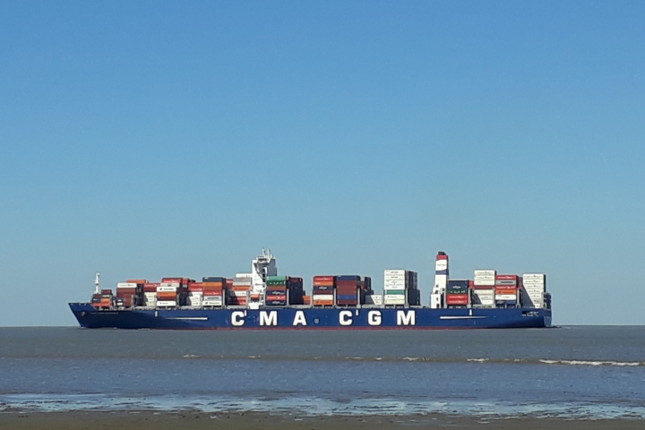 Blick von der Strandpromenade auf die Elbe mit den ganz großen Schiffen.