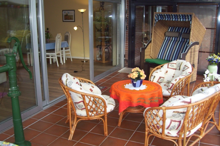 durch die große Schiebetür ist der Wintergarten und die vorgelagerte Terrasse barierefrei zu nutzen.