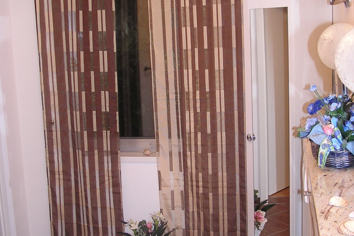 Bad mit Fenster und Rolladen.