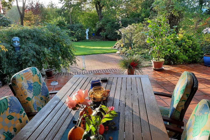Die Terrasse ist ebenerdig direkt an den Wintergarten angeschlossen. Sie bietet einen herrlichen Blick in den Garten und ist überdacht, hier scheint