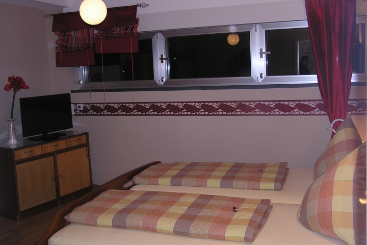 Hier im Schlafzimmer steht ein 2. Fernseher und die Fenster zum Garten garantieren Ruhe und ungestörten Schlaf.