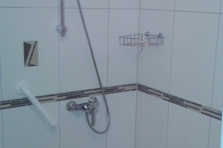 ebenerdig begehbare Dusche in der großen Ansicht sieht man auch den Duschsitz.