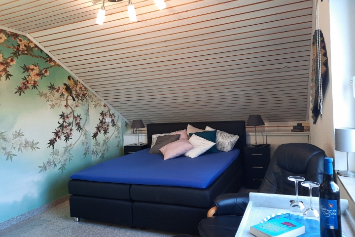 Das 2. Schlafzimmer, mit einem modernen Boxspringbett