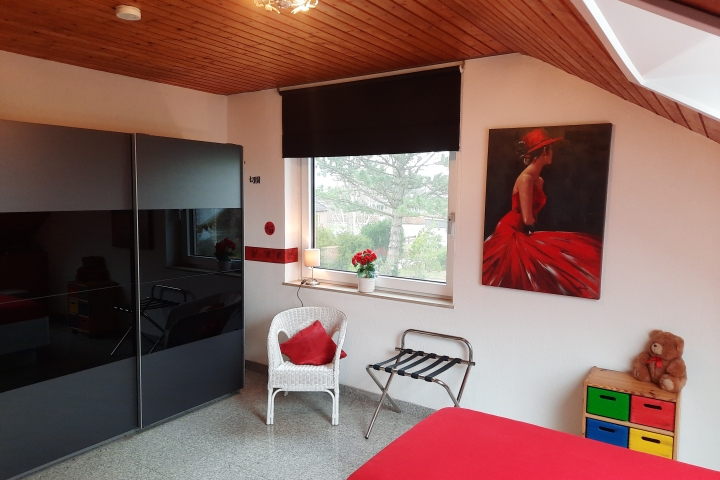 Es hat ein großes Fenster mit Fliegengitter, einen großen Kleiderschrank und ein Dachfenster über dem Bett, so kann man in den Sternenhimmel