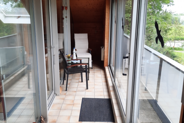 Der verglaste Balkon, mit noch einem Balkon.