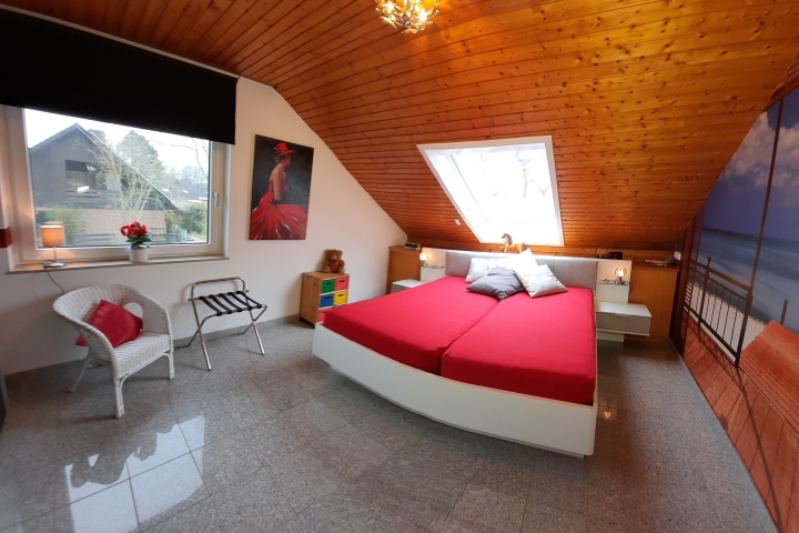 Das 2. Elternschlafzimmer neues Bett und neu renoviert hier kann man Nachts die Sterne durchs Veluxfenster beobachten oder den elektrischen Rolladen