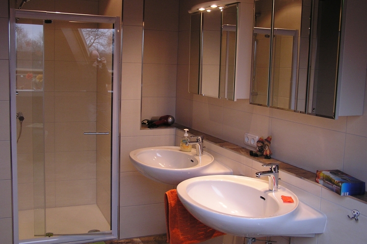 großes Duschbad mit 2 Waschbecken,Toilette und Schränken