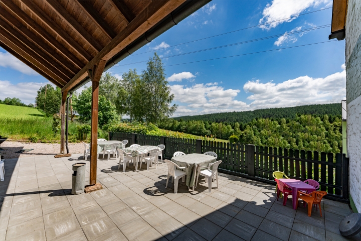 Terrasse und barrierefreier Zugang über den Parkplatz hinter dem Haus.