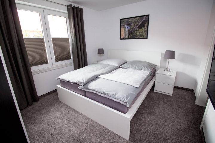 Schlafzimmer 1
