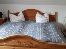 Doppelbett  und Kinderbettchen