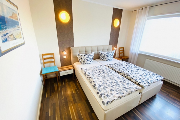 Haus Holiday Dahme/ Ostsee: Elternschlafzimmer Wohnung Holiday 1