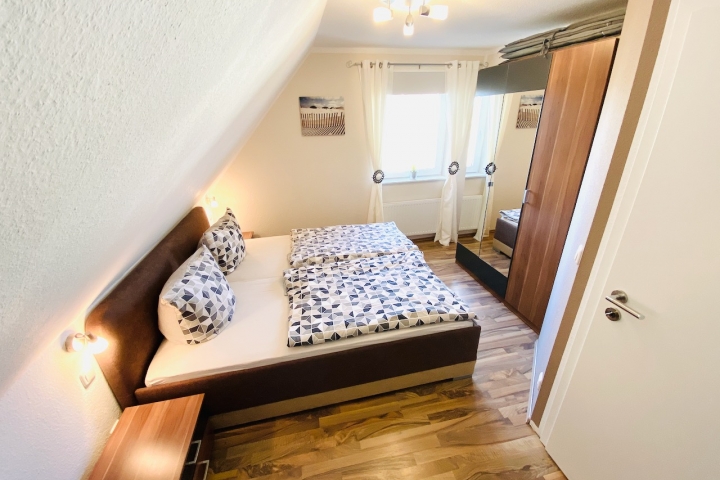 Haus Holiday Dahme/ Ostsee: Elternschlafzimmer Wohnung Holiday 2