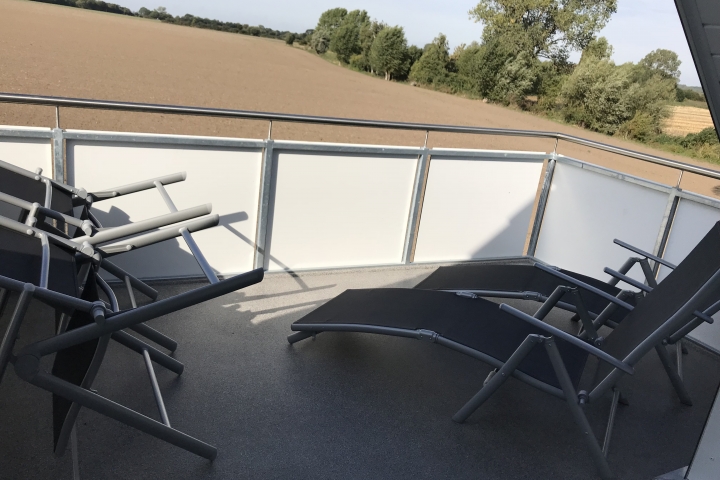 Haus Holiday Dahme/ Ostsee: Balkon mit Sonnenliegen Wohnung Holiday 3