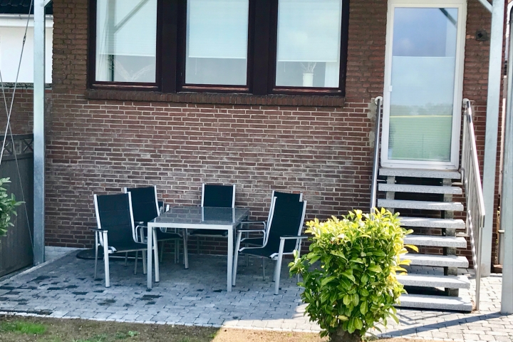 Haus Holiday Dahme/ Ostsee: Überdachte Sonnen-Terrasse Wohnung Holiday 4