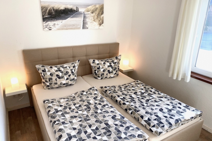 Haus Holiday Dahme/ Ostsee: Elternschlafzimmer Wohnung Holiday 4