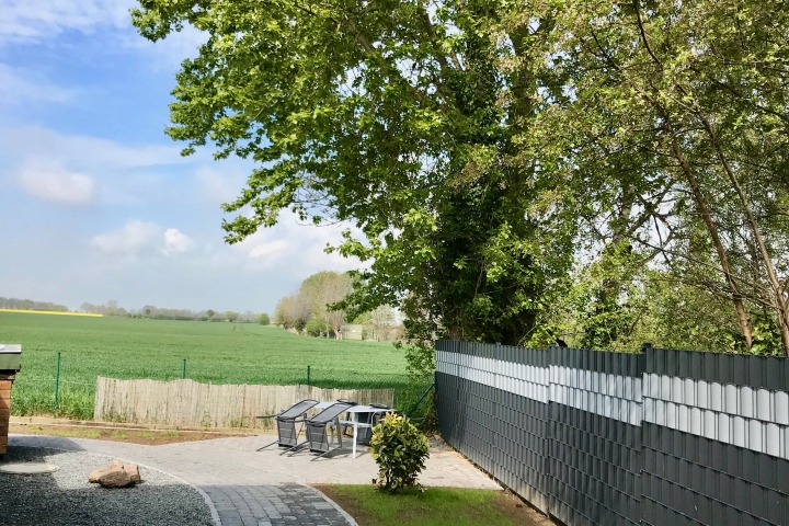 Haus Holiday Dahme/ Ostsee: Weg zum Garten und zur Wohnung Holiday 5