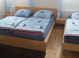 Schlafzimmer mit  3 Betten 
Kinderbett und Wiege kann dazu gestellt werden