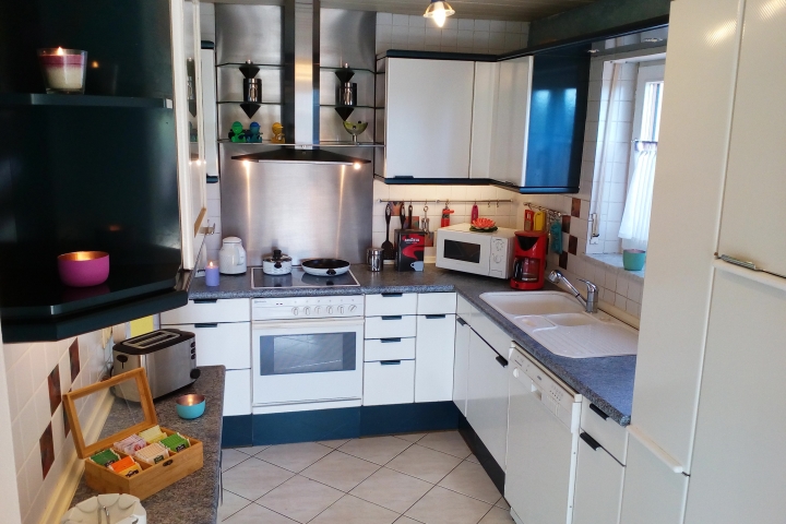 Die voll ausgestattete Küche. Kochen wie zu Hause.