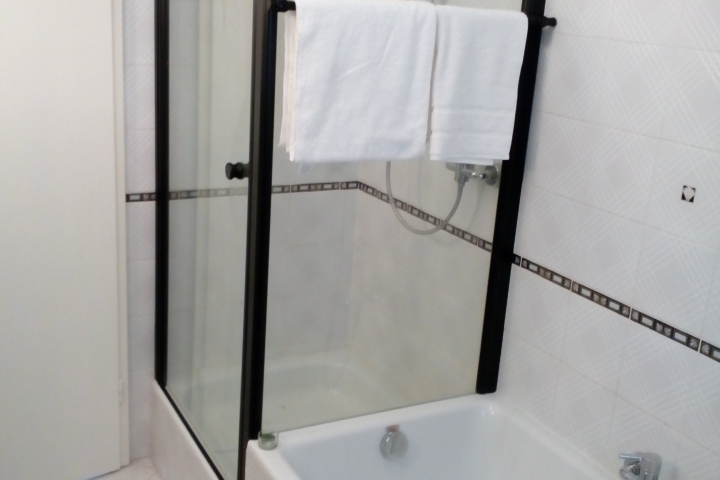 Dusche und Badewanne.