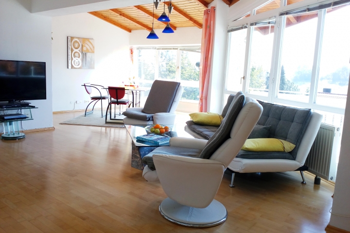 Das große Wohnzimmer mit Sitzgruppe, Relaxsessel, integrierter Essbereich.